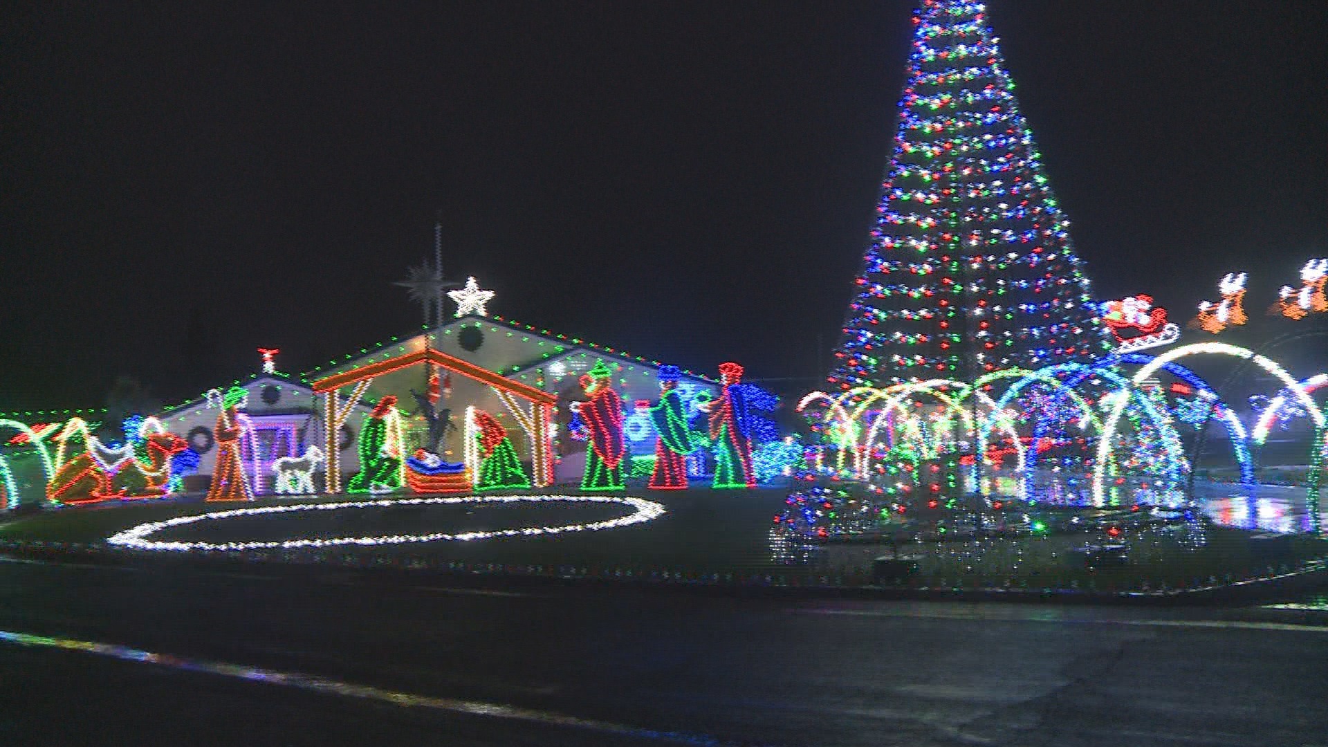 250,000 Christmas lights brighten Kingman neighborhood